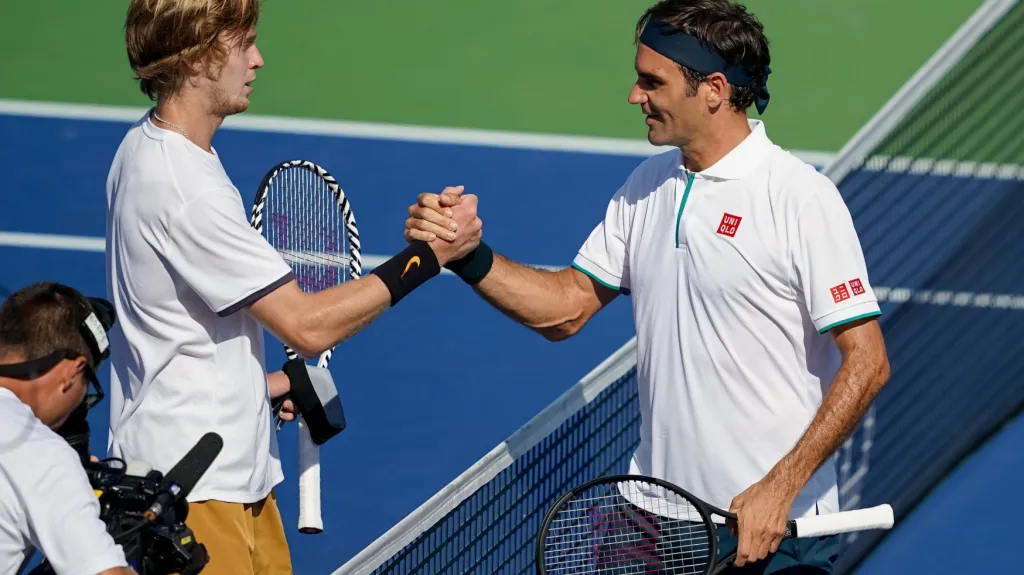 Andrej Rubljov (vlevo) a Roger Federer 