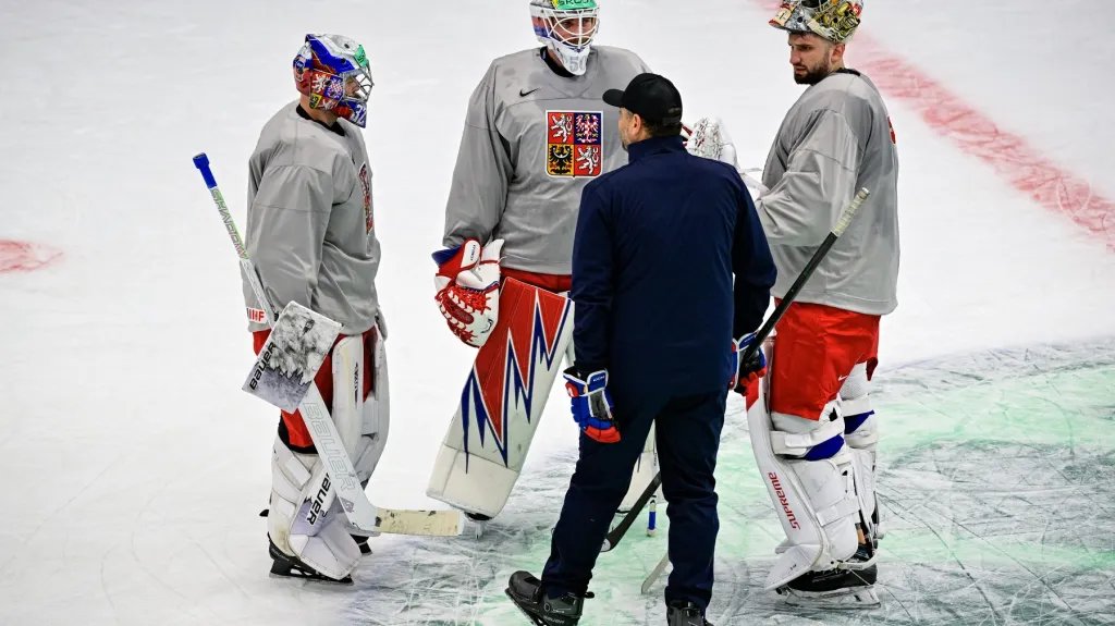 Čeští brankáři – zleva Kořenář, Vejmelka a Vladař s trenérem Pavelcem