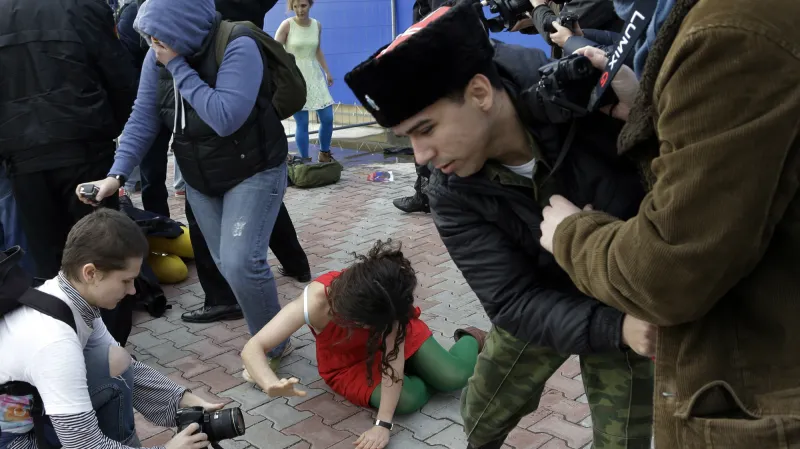 Zásah policie proti Pussy Riot