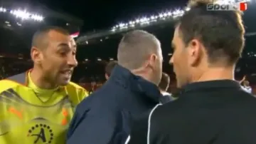 Brankář Gomes protestuje u rozhodčího
