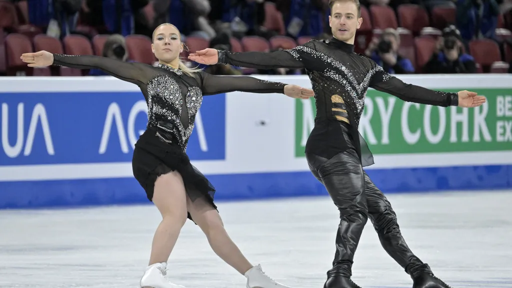 Natálie a Filip Taschlerovi při svém rytmickém tanci na MS v Montrealu