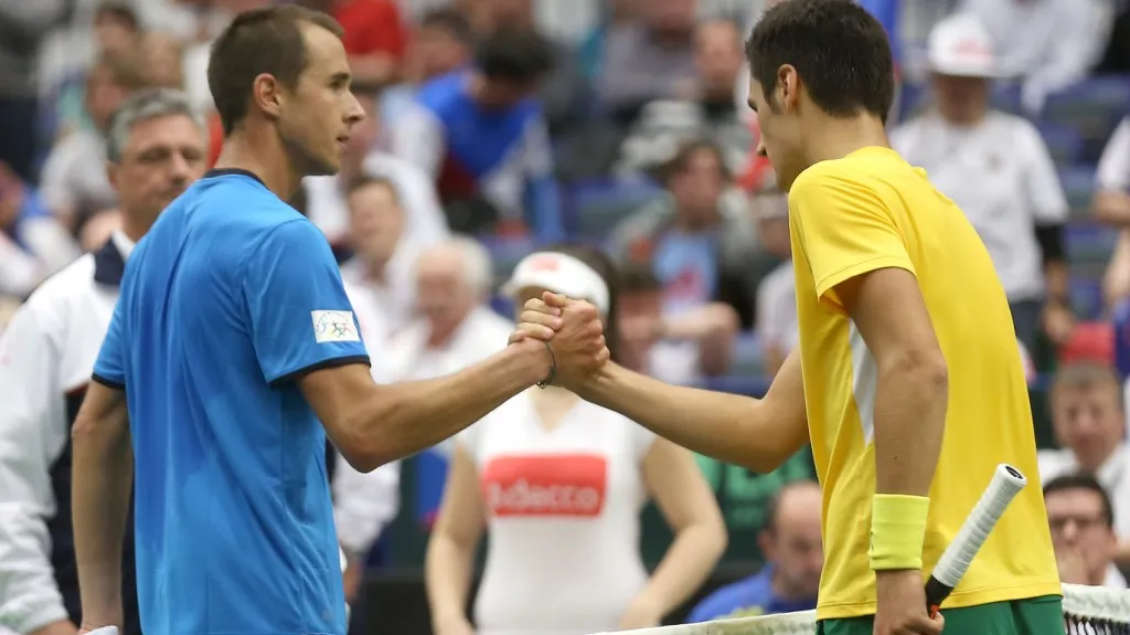 Rosol gratuluje Tomicovi po dvouhře