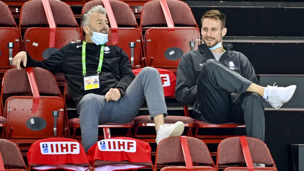 Obránce Ondřej Vitásek vedle generálního manažera Petra Nedvěda