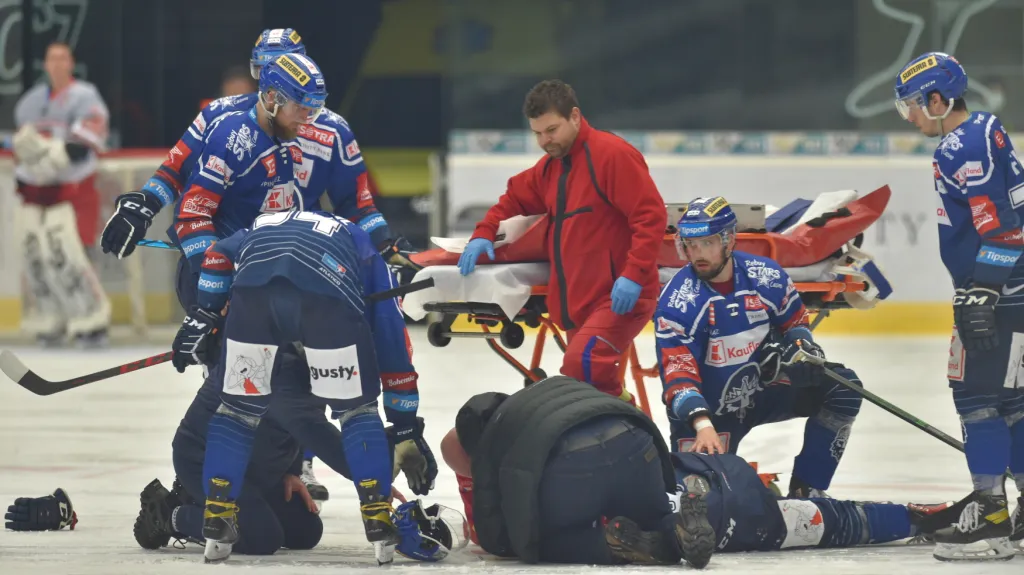 Kladenský Ondřej Machala s lékařskou pomocí po zákroku Bohumila Janka