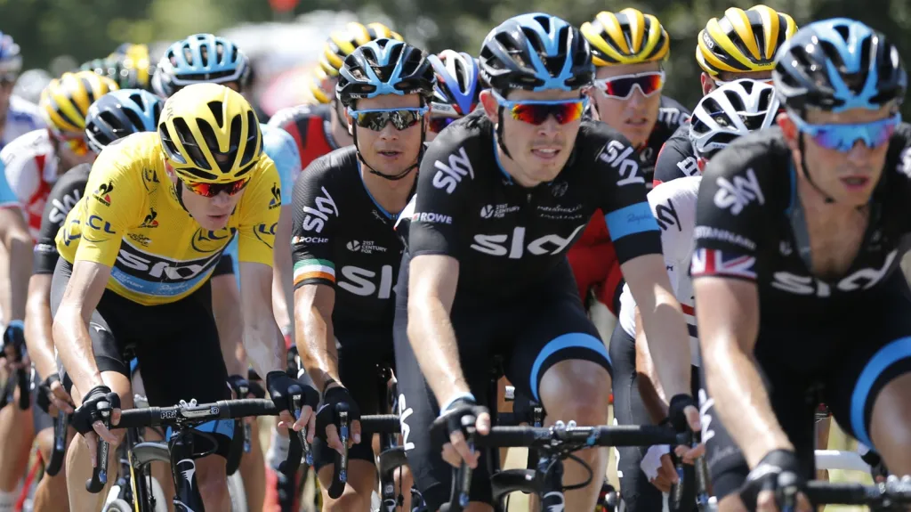 Tým Sky "v čele" s Chrisem Froome