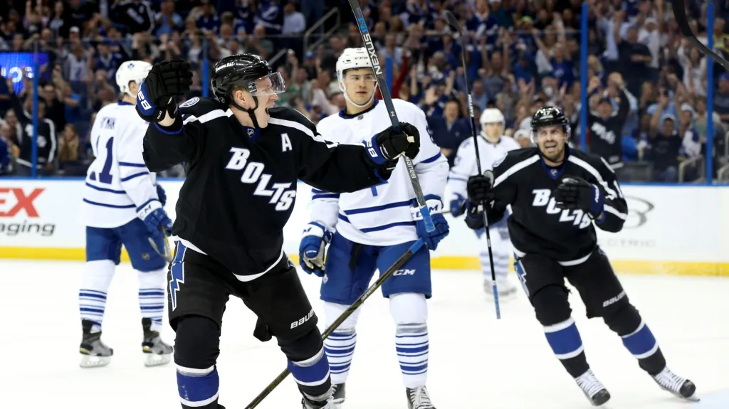 Ondřej Palát z Tampy Bay se raduje z gólu v síti Toronta