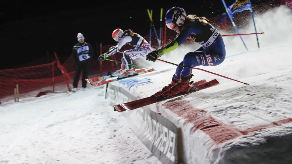 Mikaela Shiffrinová (vpravo)