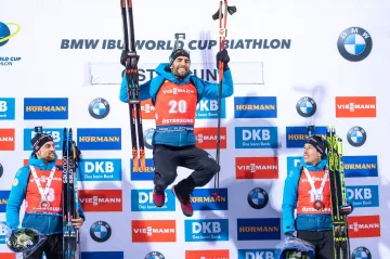 Martin Fourcade se raduje z vítězství na závodě v Östersundu