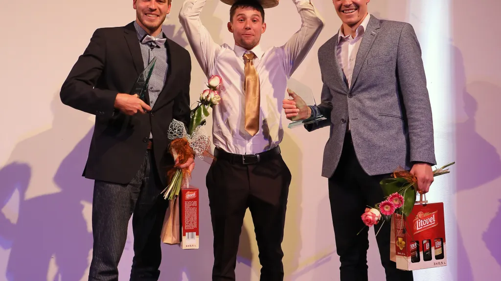 Jiří Prskavec (uprostřed) s trofejí pro Krále divoké vody