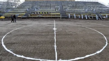 Středový kruh zatím pouze z vápna