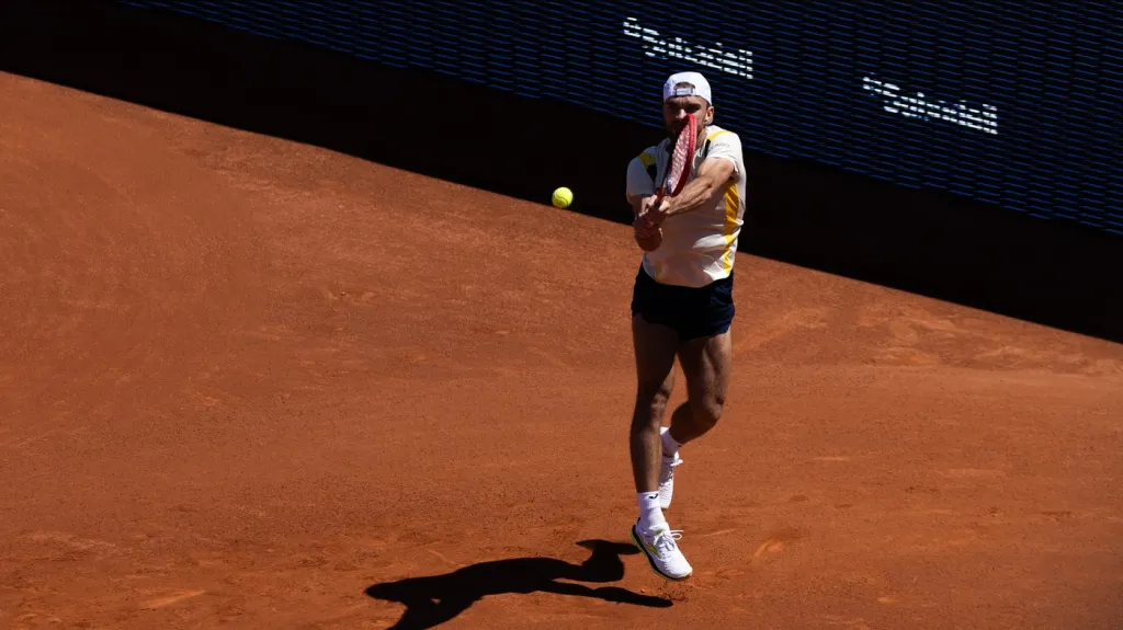 Tomáš Macháč v duelu s Andrejem Rubljovem v Barceloně