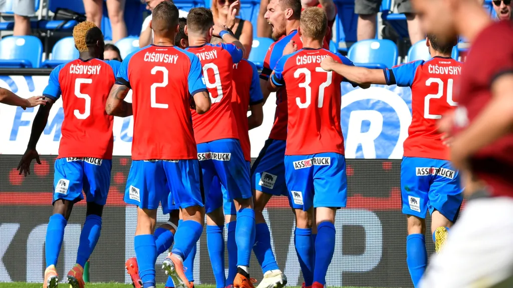 Fotbalisté Plzně se radují z gólu v utkání proti Spartě
