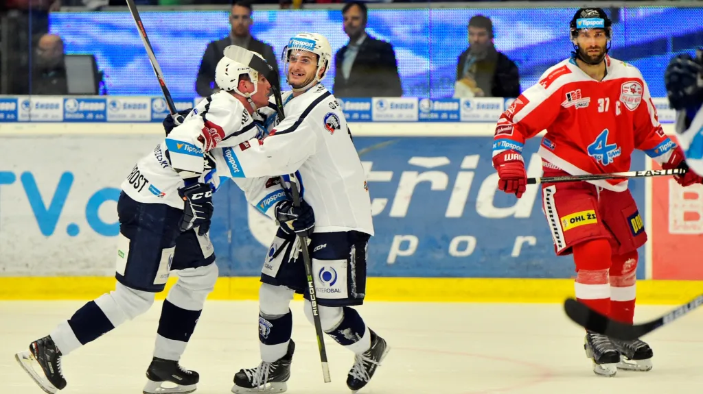Útočníci Plzně Nedorost a Eberle slaví gól do sítě Olomouce