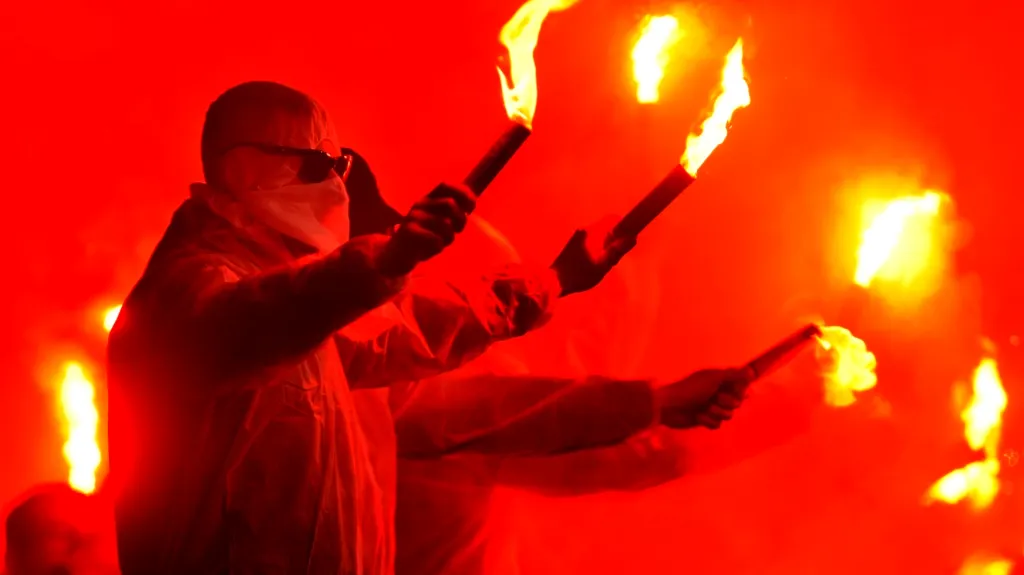 Fanoušci se světlicemi