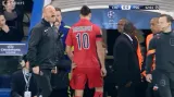 Okamžik v utkání Chelsea - PSG: Ibrahimovič dostal za faul červenou kartu (31. min.)
