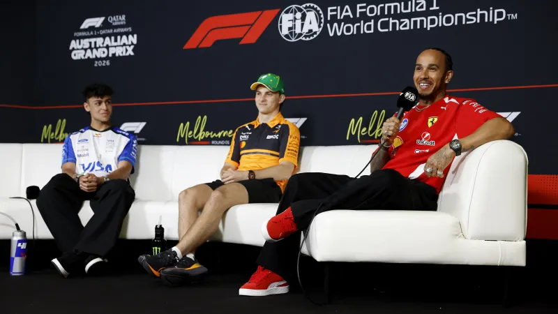 Arvid Lindblad a Oscar Piastri a Lewis Hamilton na TK před Velkou cenou Austrálie