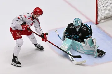 Útočník Třince Andrej Nestrašil před brankářem Karlových Varů Dominikem Frodlem