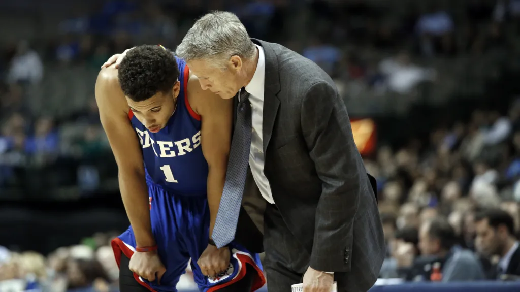 Trenér Philadelphie Sixers Brett Brown a jeho svěřenec Michael Carter-Williams