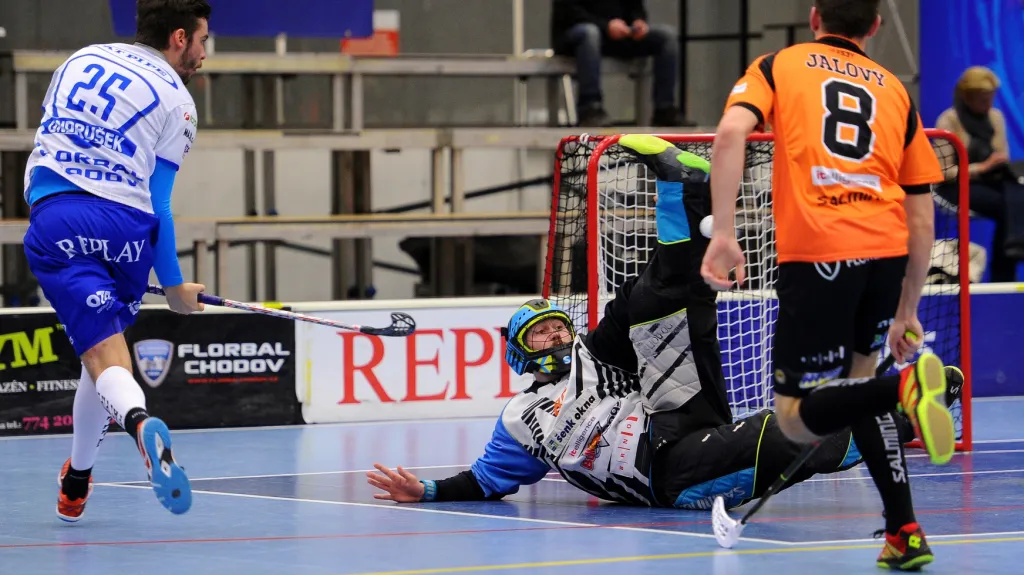 Tom Ondrušek z Chodova střílí gól