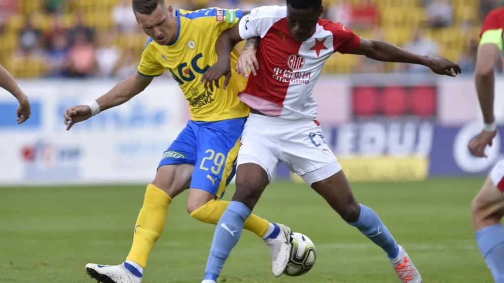 Petr Mareš z Teplic a Ibrahim Traoré v sešívaném dresu Slavie