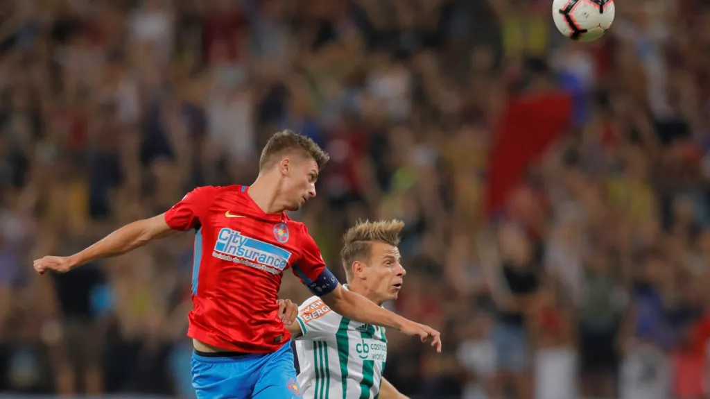 Útočník FCSB Florin Tanase (vlevo) hlavičkuje v utkání Evropské ligy