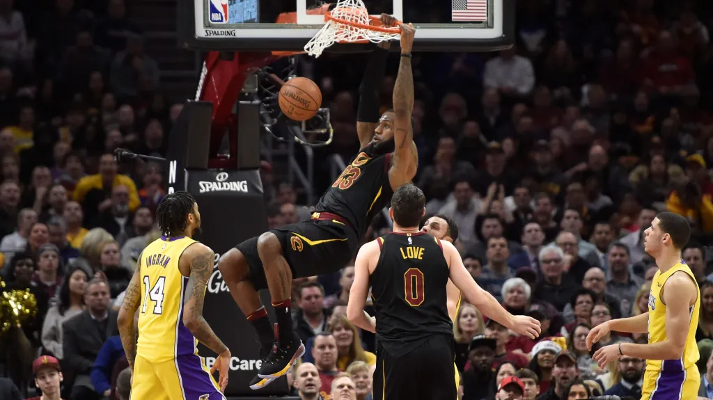 LeBron James smečuje do koše proti LA Lakers