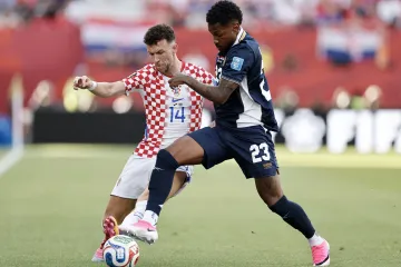 Chorvatský záložník Ivan Perišič v těžkém souboji s Amirem Murillem z Panamy