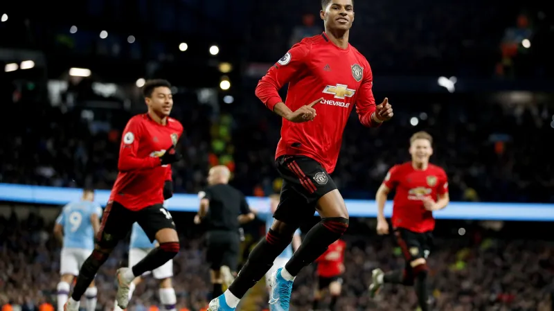 Marcus Rashford z Manchesteru United se raduje z gólu v síti Manchesteru City