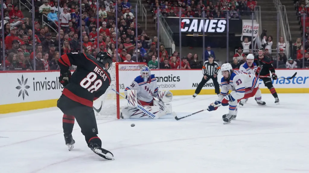 Martin Nečas pálí na branku New Yorku Rangers