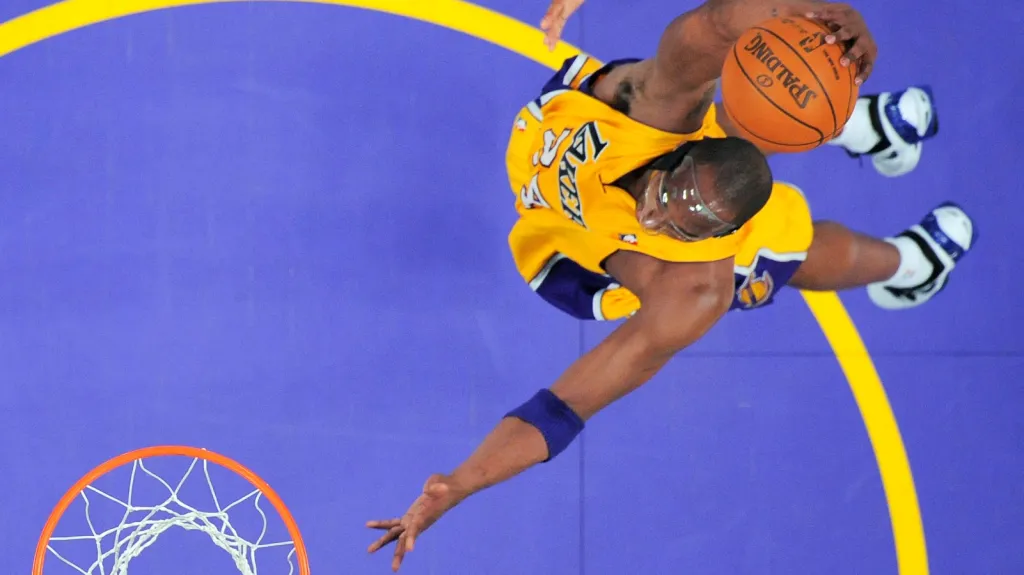 Kobe Bryant zavěšuje