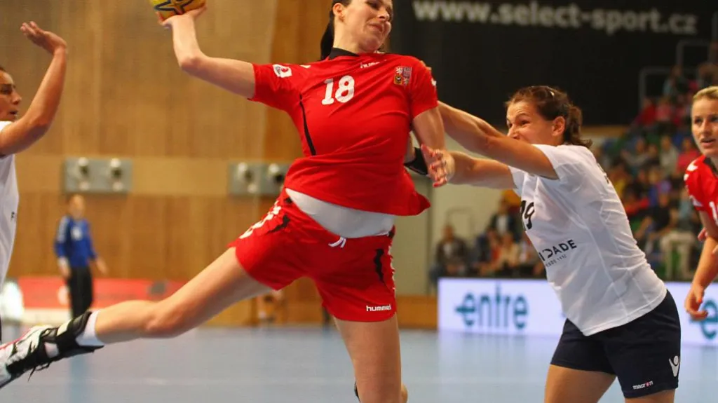 Iveta Luzumová střílí na branku v utkání s Portugalskem
