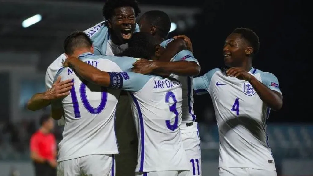 Fotbalisté Anglie do 19 let slaví gól v síti Portugalska
