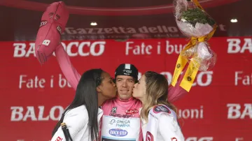 Rigoberto Urán drží růžový dres