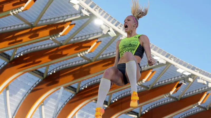 Sandi Morrisová a v pozadí dřevěná konstrukce střechy Hayward Field