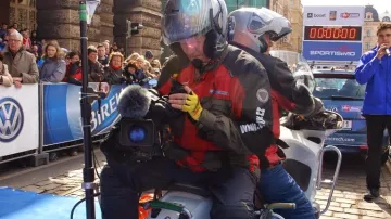 Kameraman ČT sport se připravuje na start závodu