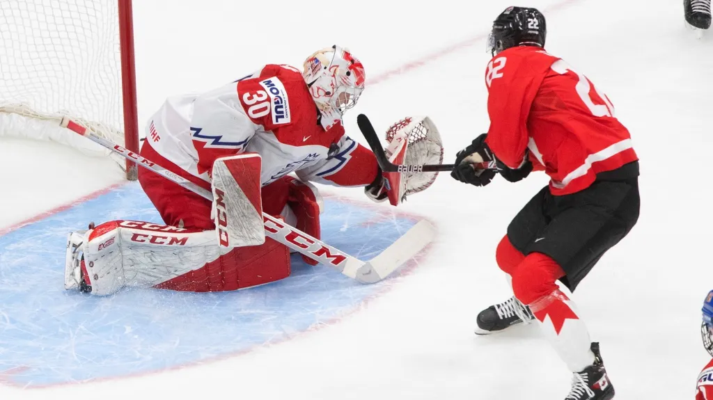 Nick Malík čelí střele Dylana Cozense