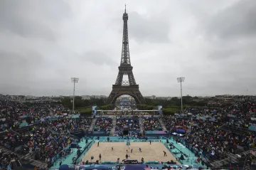 Beachvolejbalový olympijský kurt přímo pod Eiffelovou věží