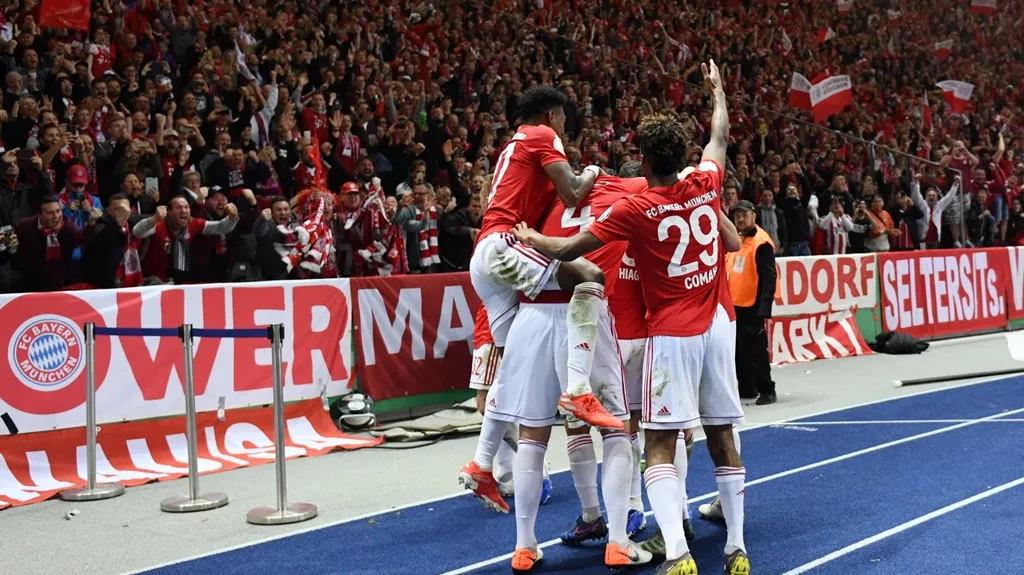 Fotbalisté Bayernu se radují z gólu ve finále Německého poháru