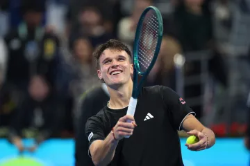 Jakub Menšík slaví vítězství nad Jannikem Sinnerem