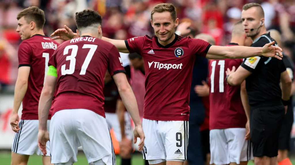 Jan Kuchta a Ladislav Krejčí mladší oslavují gól Sparty