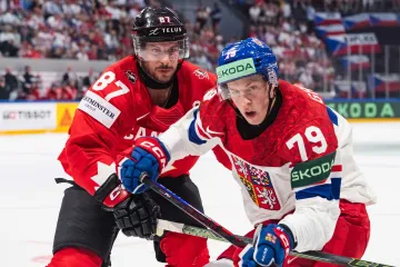 Tomáš Galvas na MS v souboji se svým možným spoluhráčem v Pittsburghu, hvězdným Sidneym Crosbym