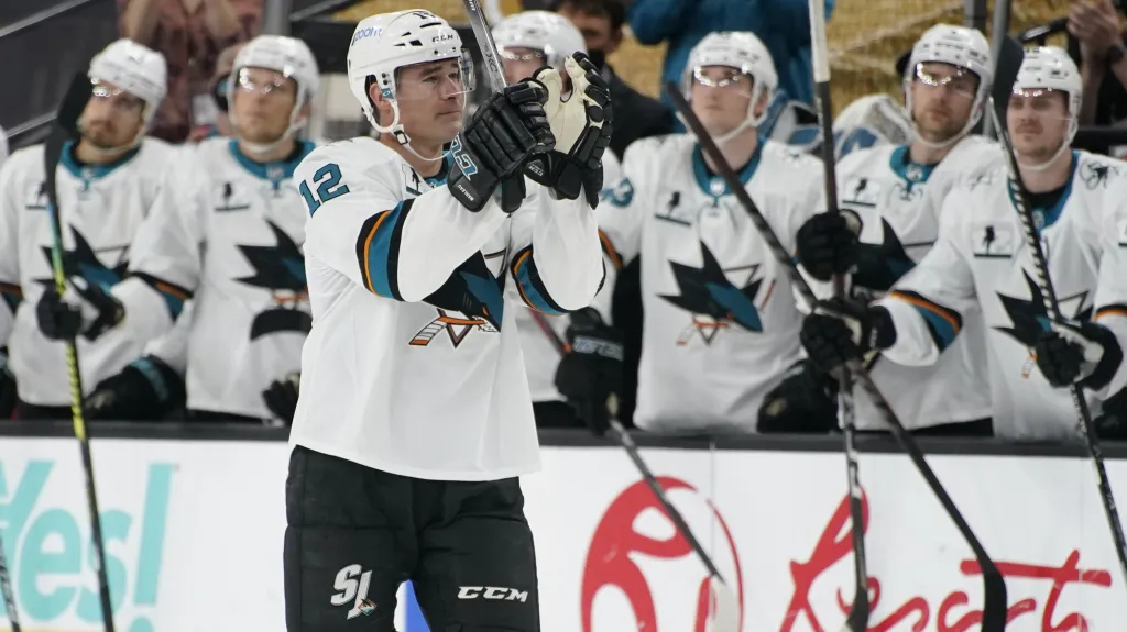 Patrick Marleau ze San Jose Sharks děkuje fanouškům při rekordním zápise v počtu utkání v NHL