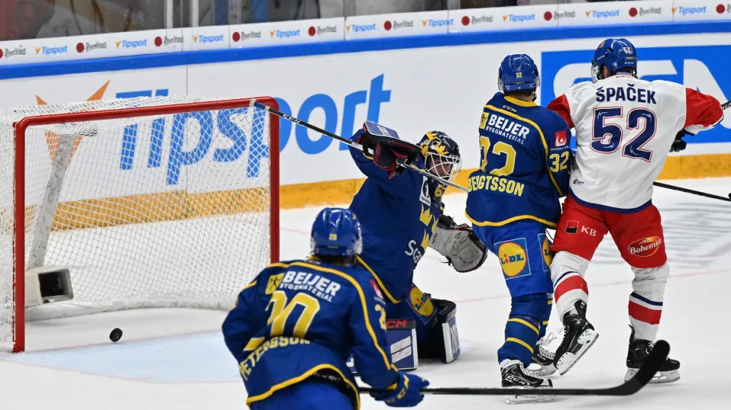 Michael Špaček dává gól do švédské brány