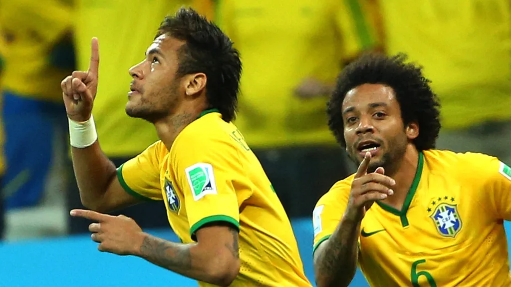 Neymar (vlevo) slaví společně s Marcelem gól Brazílie