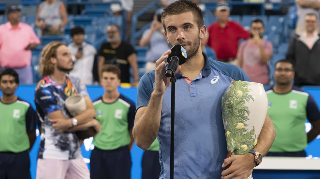 Borna Čorič s trofejí na turnaji v Cincinnati