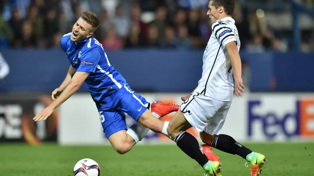 Lukáš Bartošák v souboji s hráčem Soluně