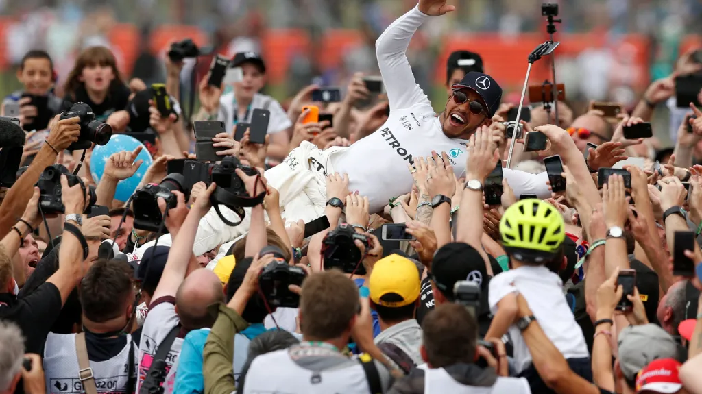 Lewis Hamilton se raduje z vítězství v kvalifikaci na Velkou cenu Británie