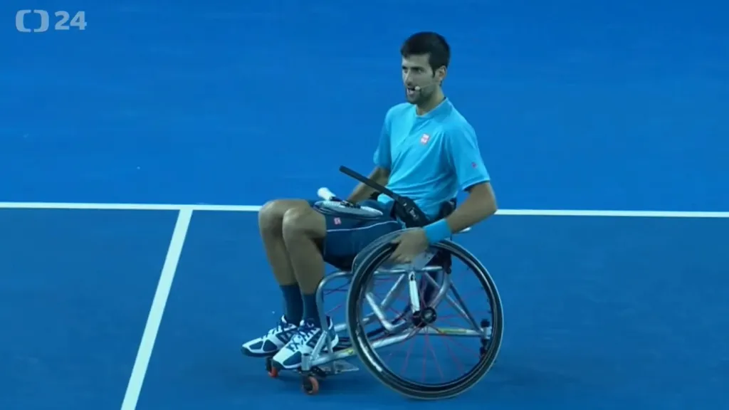 Djokovič si v Melbourne vyzkoušel tenis na vozíku