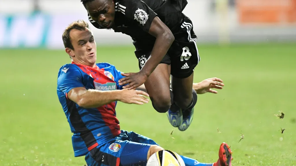 Plzeňský Miroslav Káčer a Bradley Mazikou z CSKA Sofia