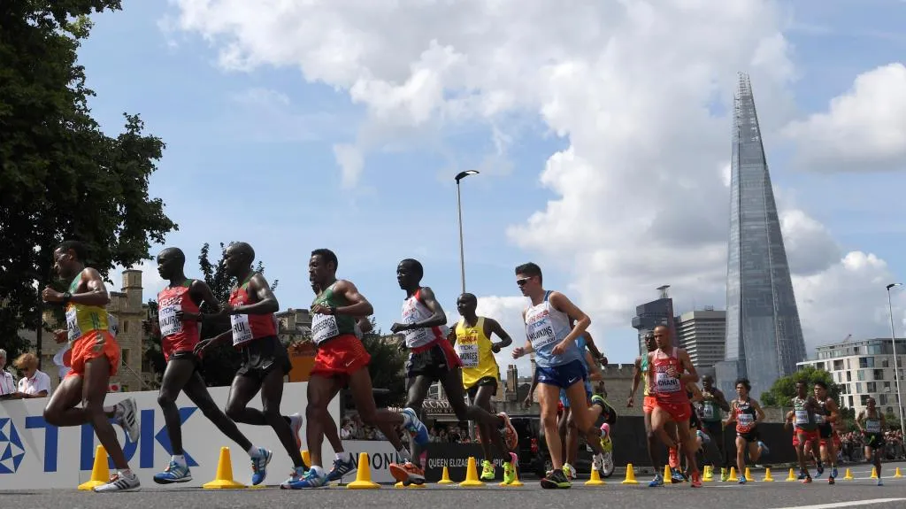 Maratonci a v pozadí převysoká London Bridge Tower